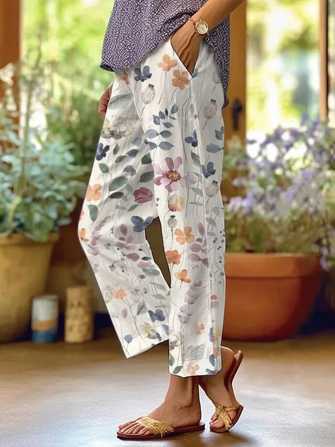Manon – Loose casual pants with playful floral print