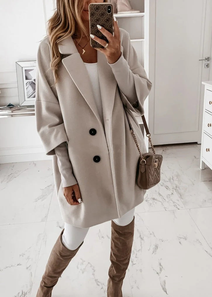 Aline – White coat with Peter Pan collar and pockets, perfect for autumn