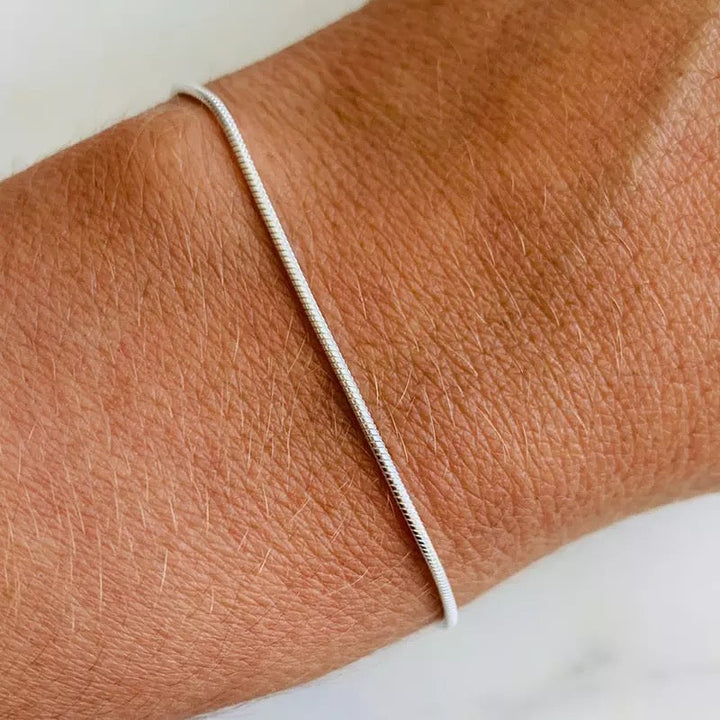 Bracelet Minimaliste avec Fermoir Serpent | Bändchen Armband Tendance