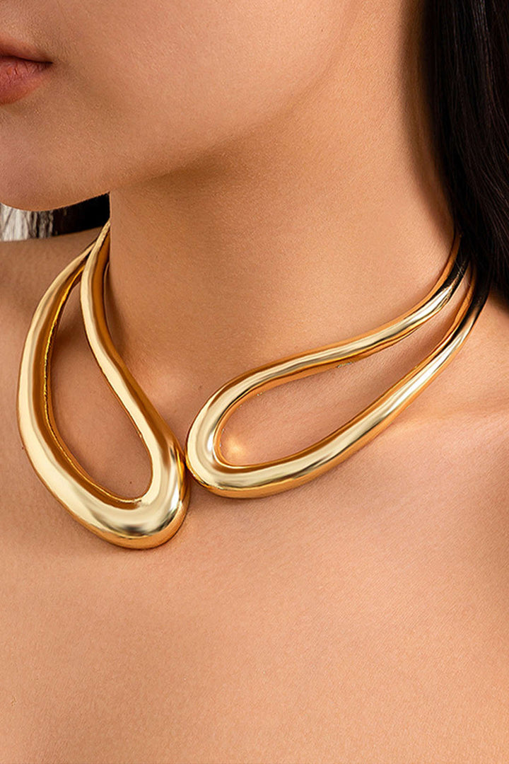 Collier découpé à design asymétrique.