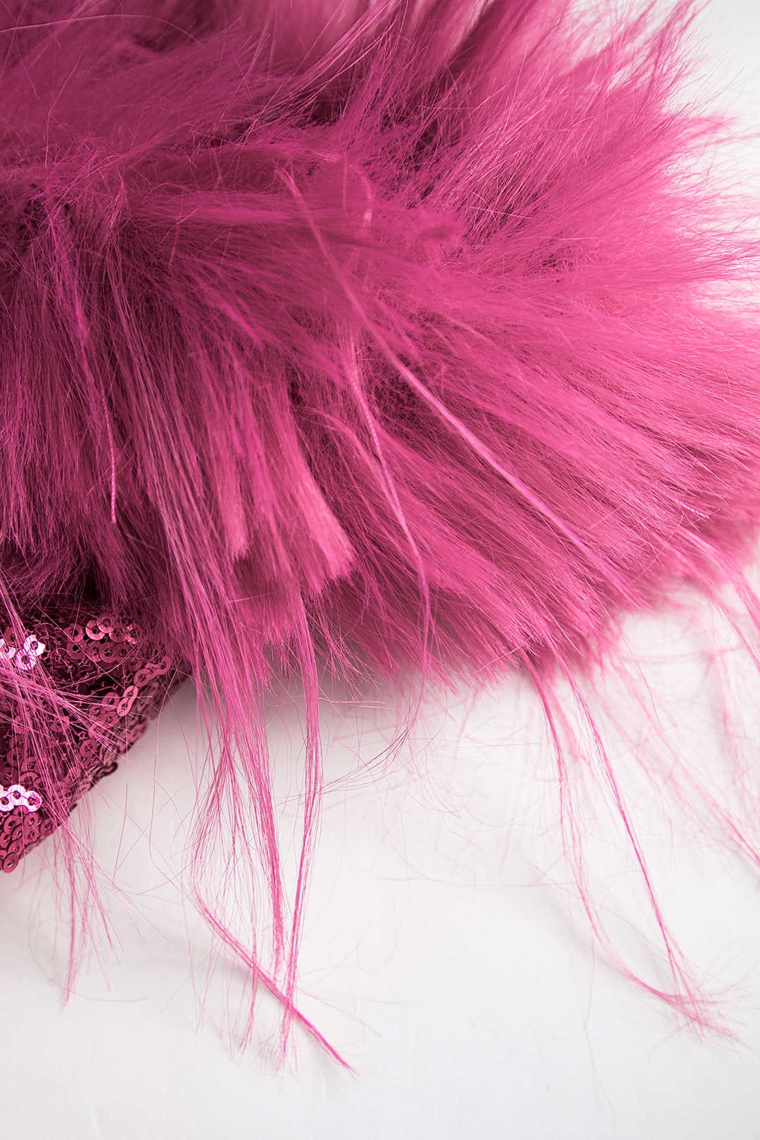 Robe sans manche à paillettes et plumes pour soirée élégante