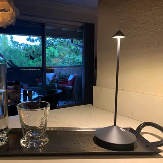 Bezprzewodowa lampa stołowa LED | ClarityGlow - nowoczesne i ekologiczne oświetlenie