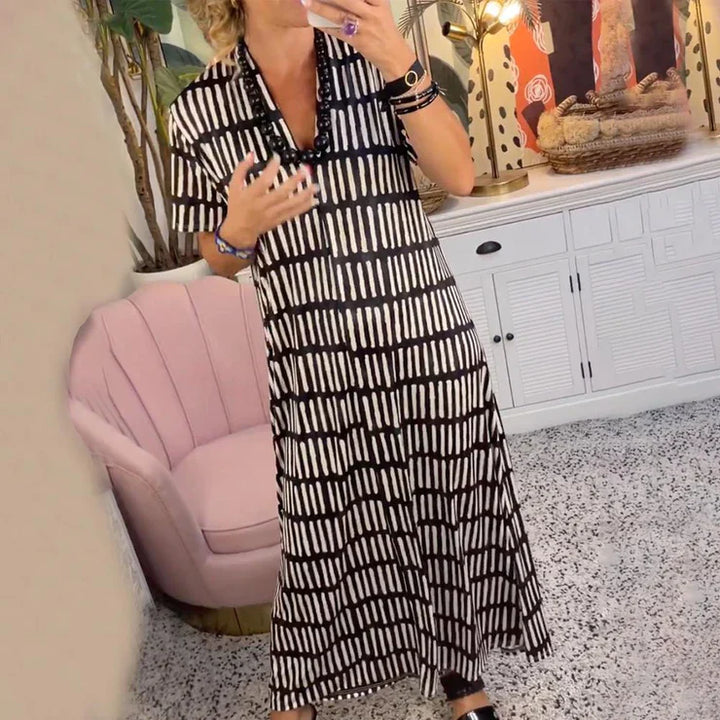 Modernes langes Kleid mit kurzen Ärmeln und V-Ausschnitt