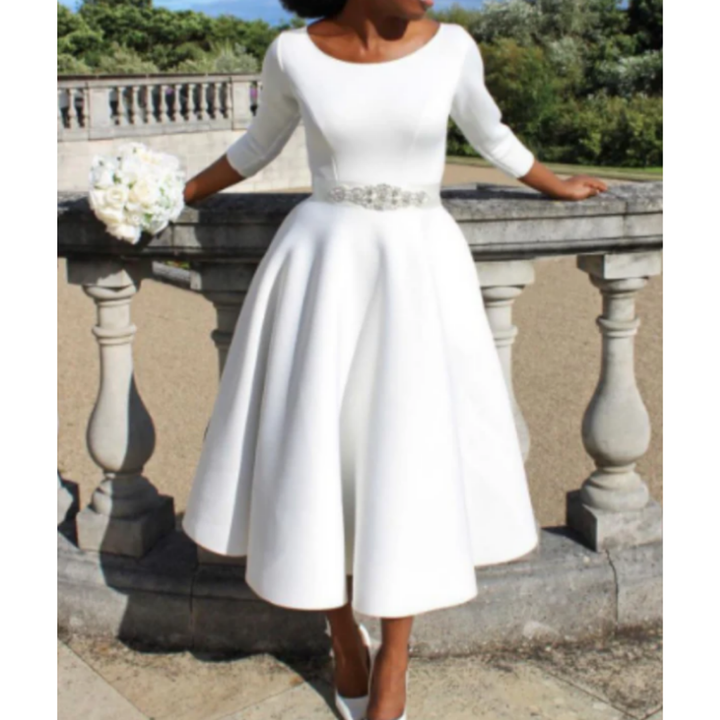 Eng anliegendes und ausgestelltes Damenkleid | Midi