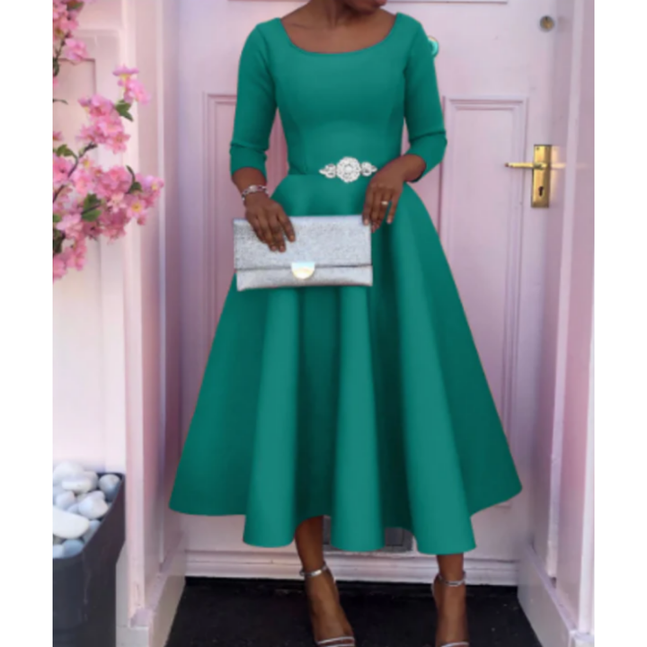 Eng anliegendes und ausgestelltes Damenkleid | Midi