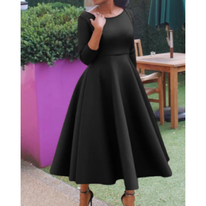Eng anliegendes und ausgestelltes Damenkleid | Midi