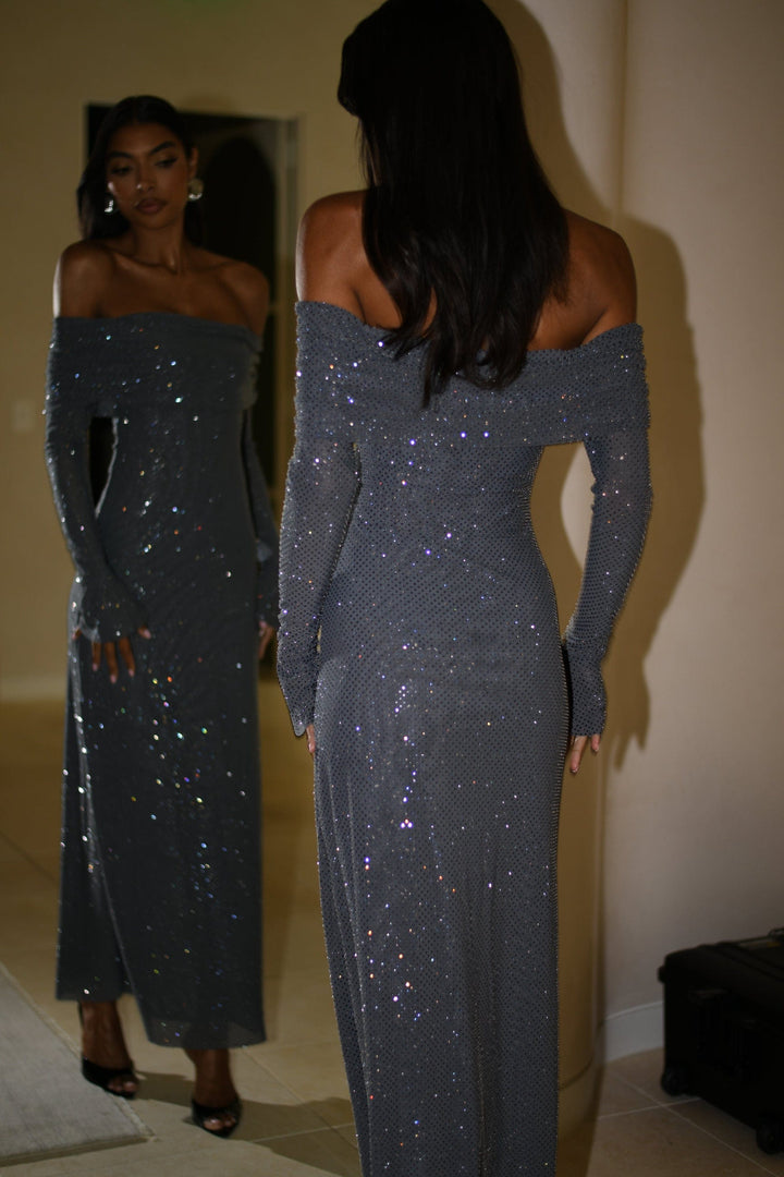 Robe longue étincelante avec épaulettes.