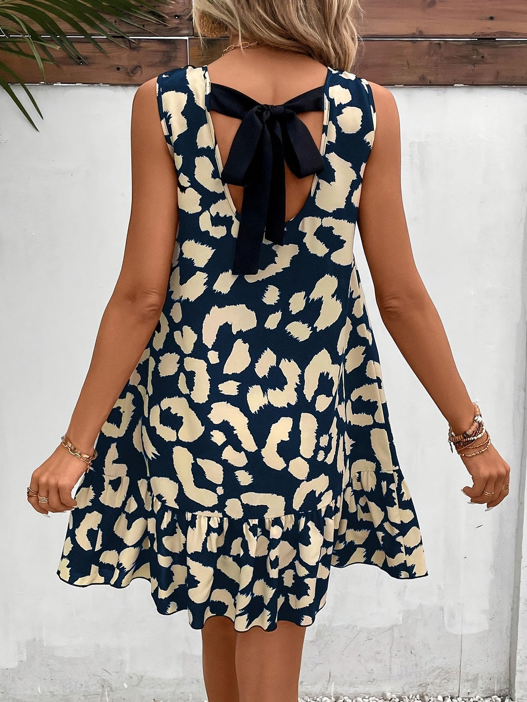 Vestito elegante con stampa leopardata e dettaglio sulla schiena