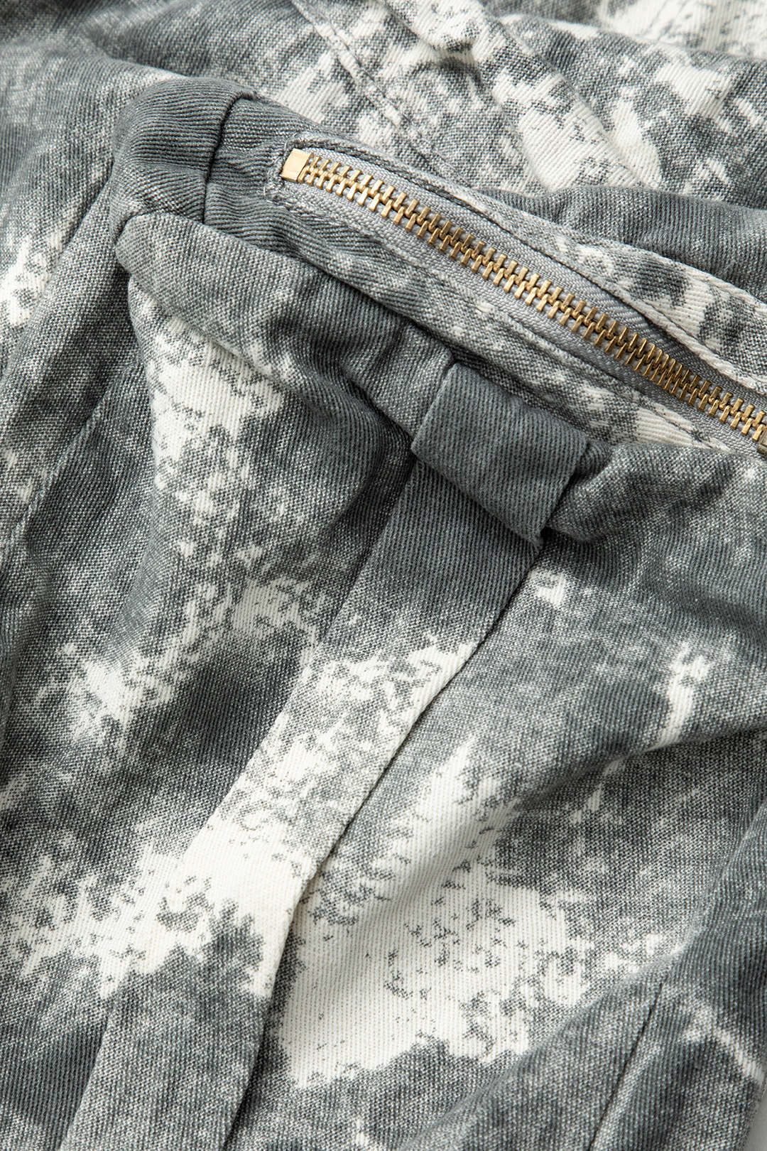 Pantalon cargo avec une jambe droite
