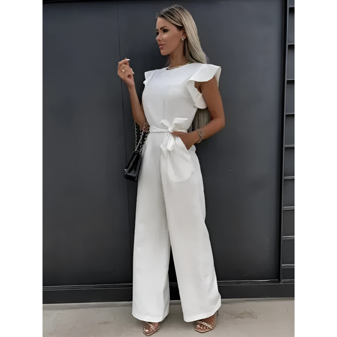 Elegante Frau mit Rüschenärmeln und weitem Bein | Kombination