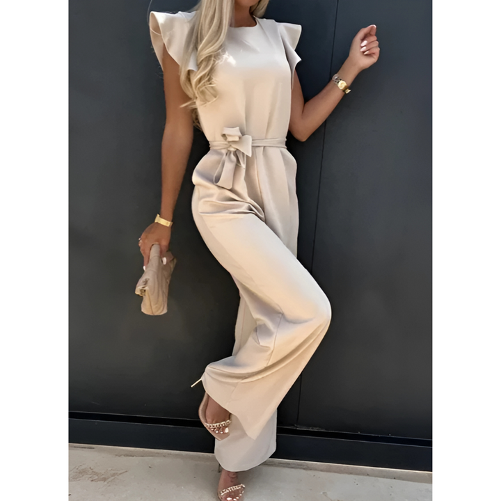 Elegante Frau mit Rüschenärmeln und weitem Bein | Kombination