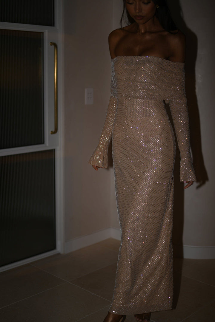 Robe longue étincelante avec épaulettes.