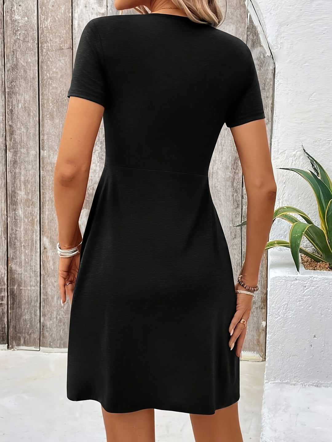 Abito elegante online A con davanti intrecciato e scollo a V