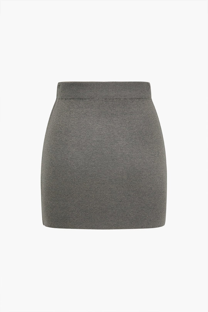 Minijupe courte en tricot uni classique.