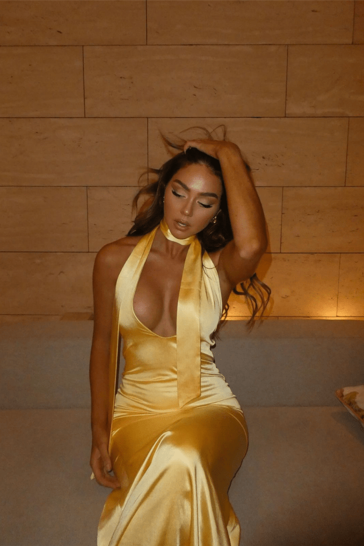 Robe Longue Satinée à Encolure Nouée Faelira – Élégance et Raffinement