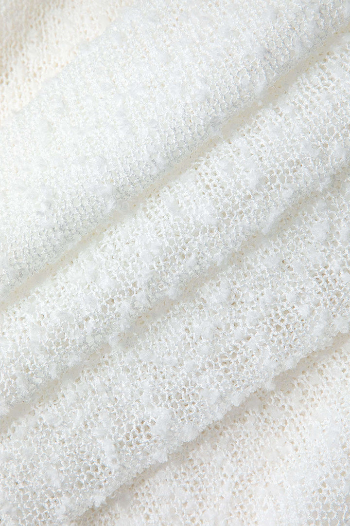 Robe sans manches avec les épaules découvertes.