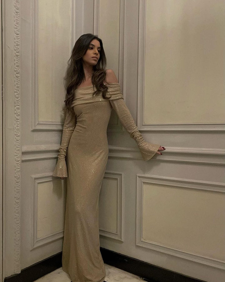 Robe longue étincelante avec épaulettes.