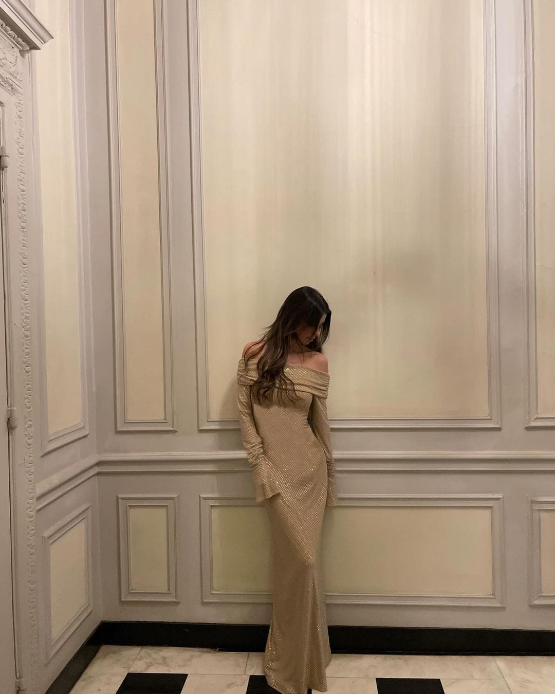 Robe longue étincelante avec épaulettes.