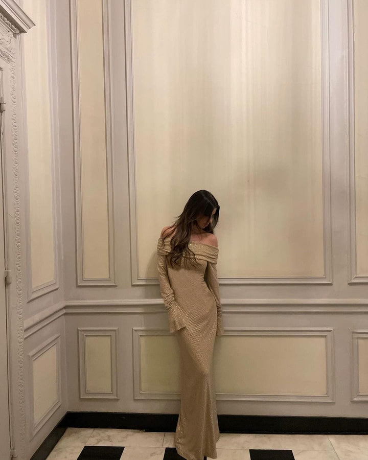 Robe longue étincelante avec épaulettes.