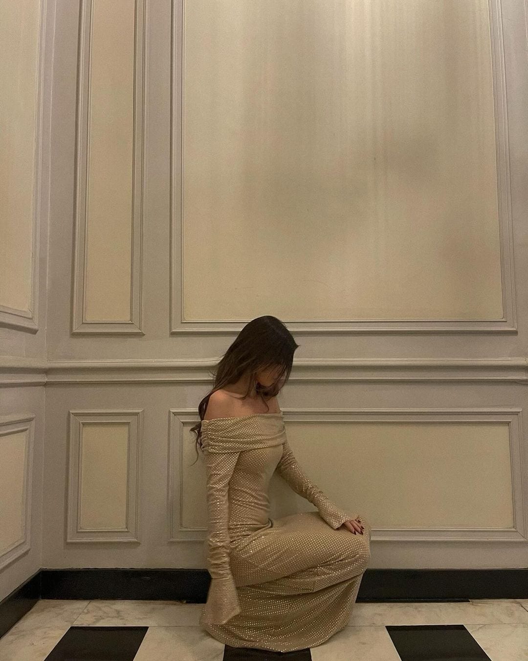 Robe longue étincelante avec épaulettes.