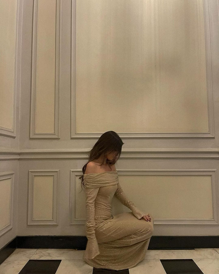 Robe longue étincelante avec épaulettes.
