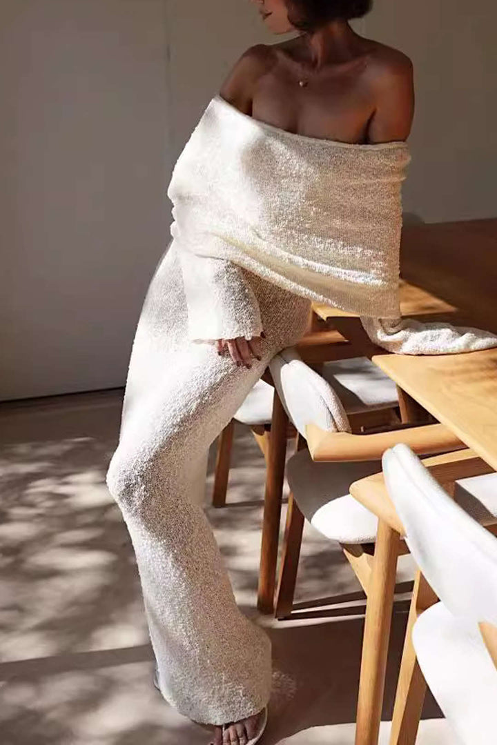 Robe sans manches avec les épaules découvertes.