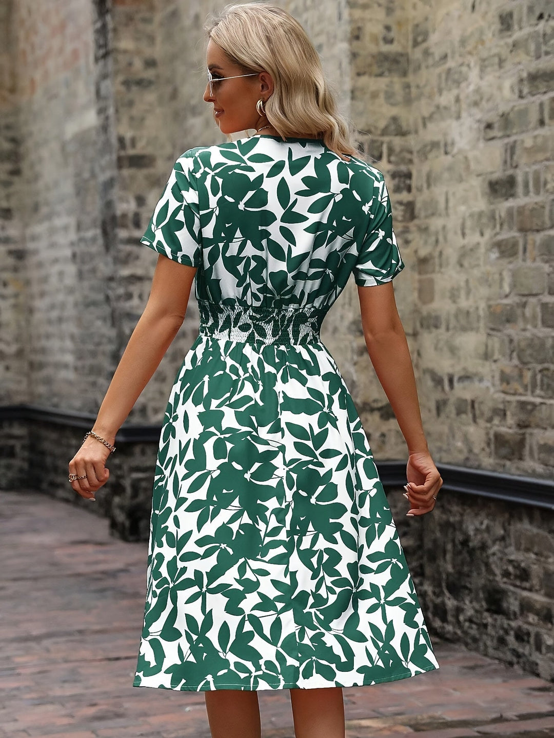 Robe mi-longue élégante à imprimé floral et détails smockés