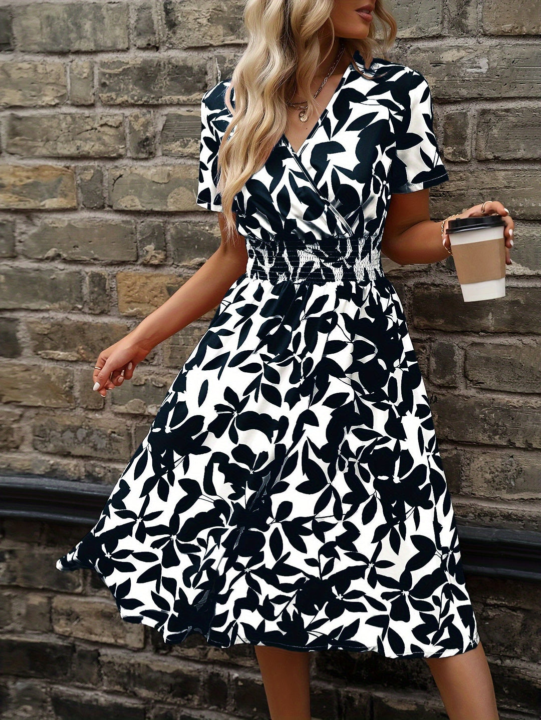 Robe mi-longue élégante à imprimé floral et détails smockés