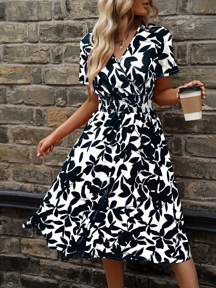 Robe mi-longue élégante à imprimé floral et détails smockés