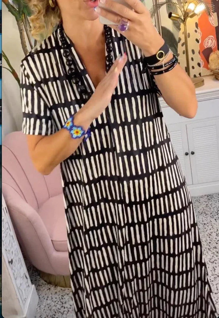 Modernes langes Kleid mit kurzen Ärmeln und V-Ausschnitt