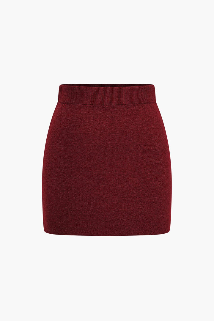 Minijupe courte en tricot uni classique.