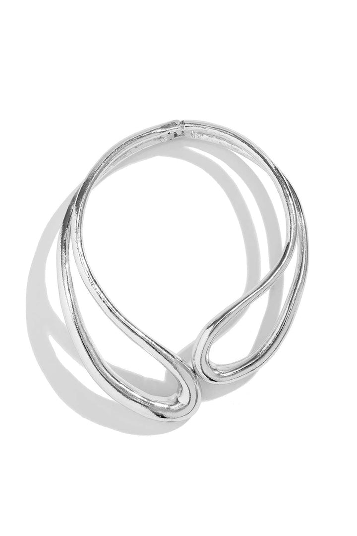 Collier découpé à design asymétrique.