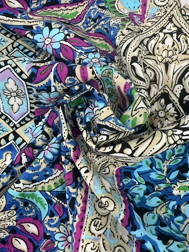 Abito lungo con stampa paisley e schiena incrociata aperta