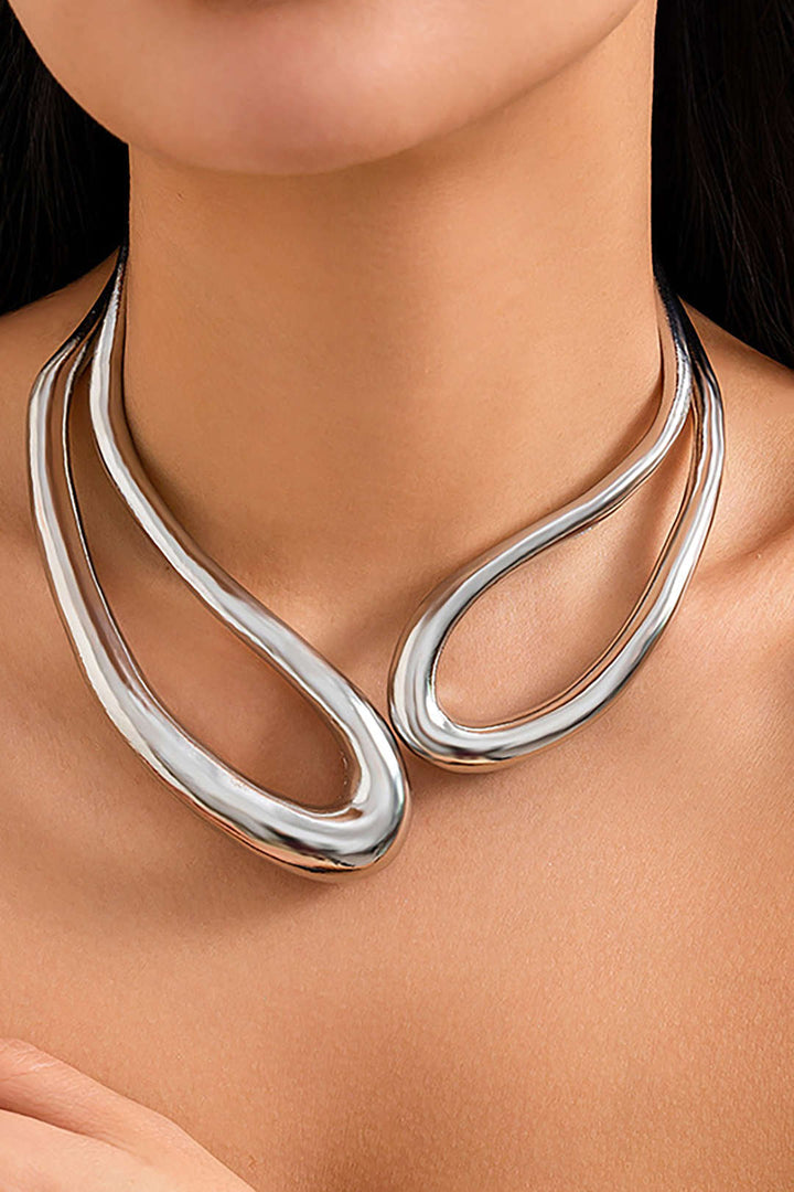 Collier découpé à design asymétrique.