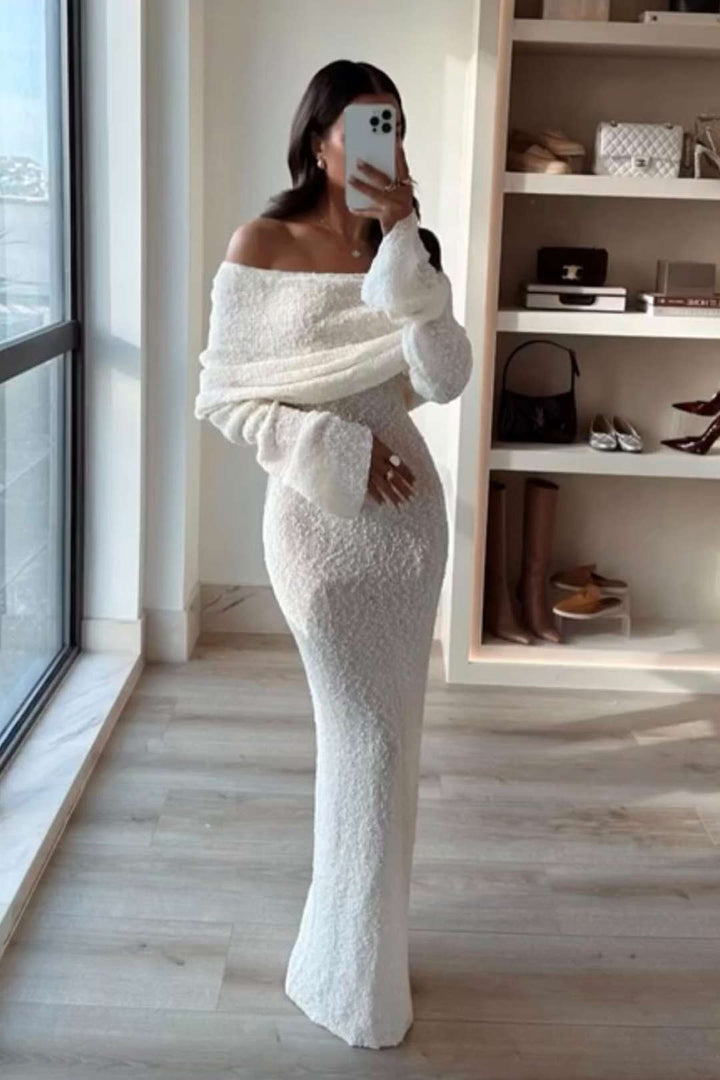 Robe sans manches avec les épaules découvertes.