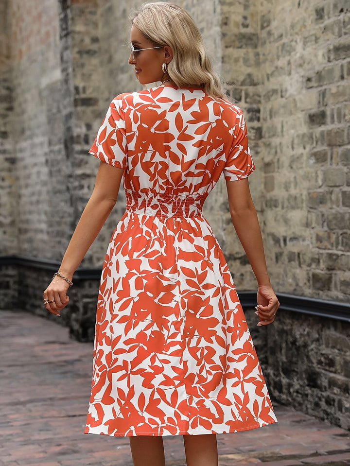 Robe mi-longue élégante à imprimé floral et détails smockés