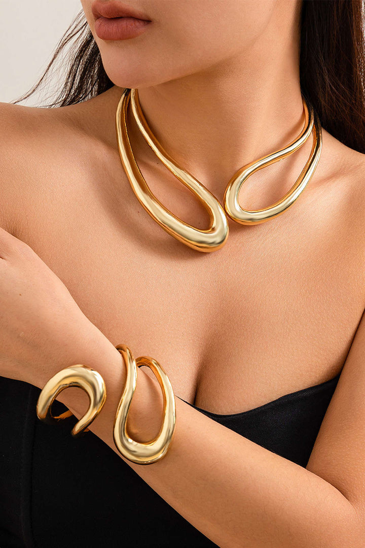 Collier découpé à design asymétrique.