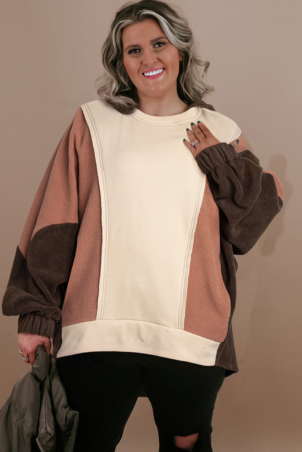 Manon – Hoodie marron oversize avec blocs de couleurs et coutures apparentes