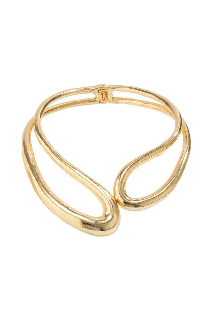Collier découpé à design asymétrique.