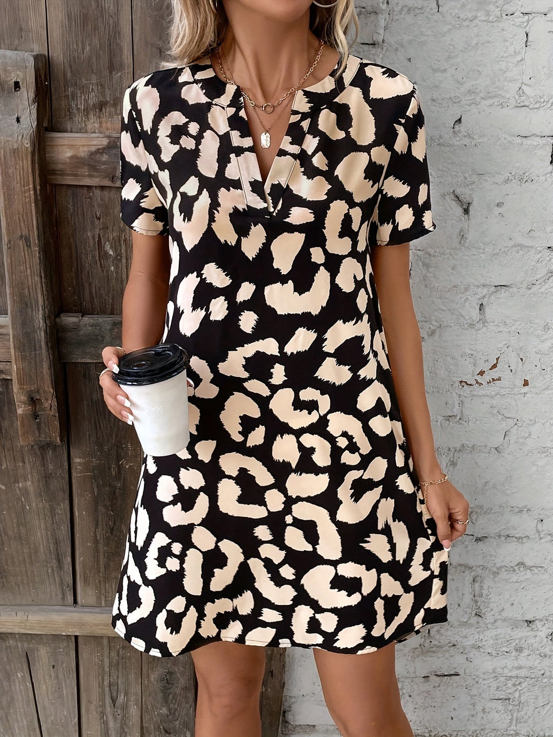 Vestito elegante con stampa leopardata, scollo a V e maniche corte