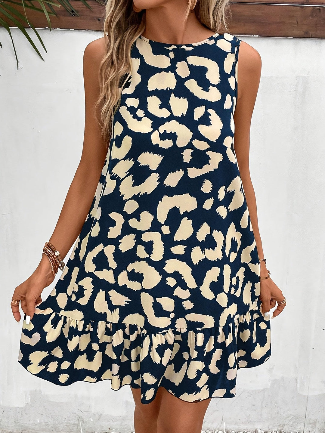 Vestito elegante con stampa leopardata e dettaglio sulla schiena
