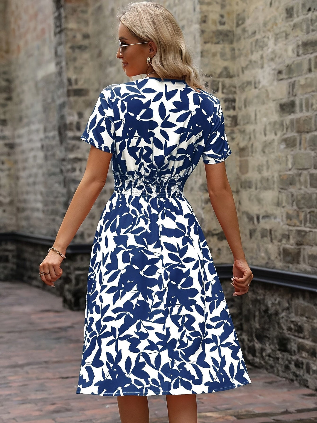 Robe mi-longue élégante à imprimé floral et détails smockés