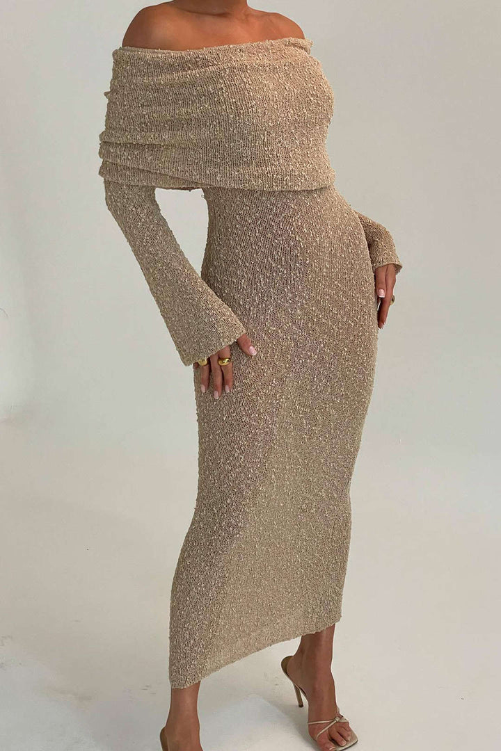 Robe sans manches avec les épaules découvertes.