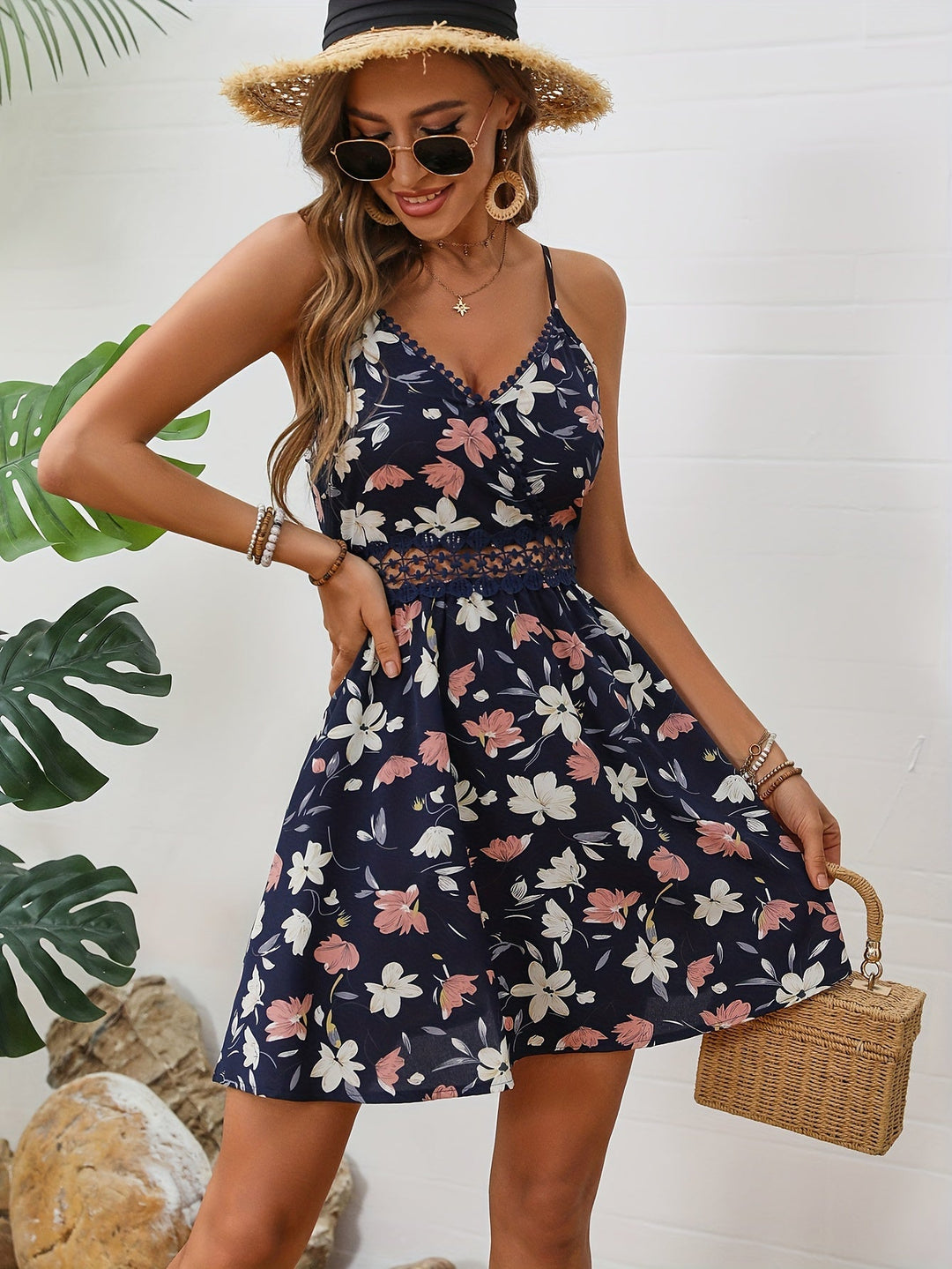 Vestito elegante a fiori con dettaglio in pizzo e sottili spalline