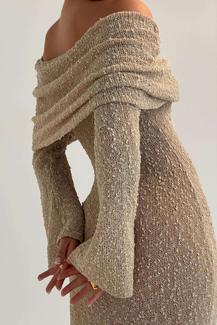 Robe sans manches avec les épaules découvertes.