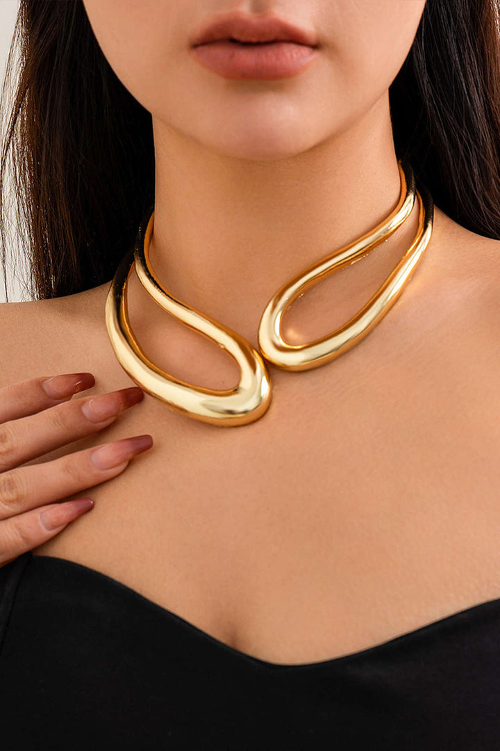 Collier découpé à design asymétrique.