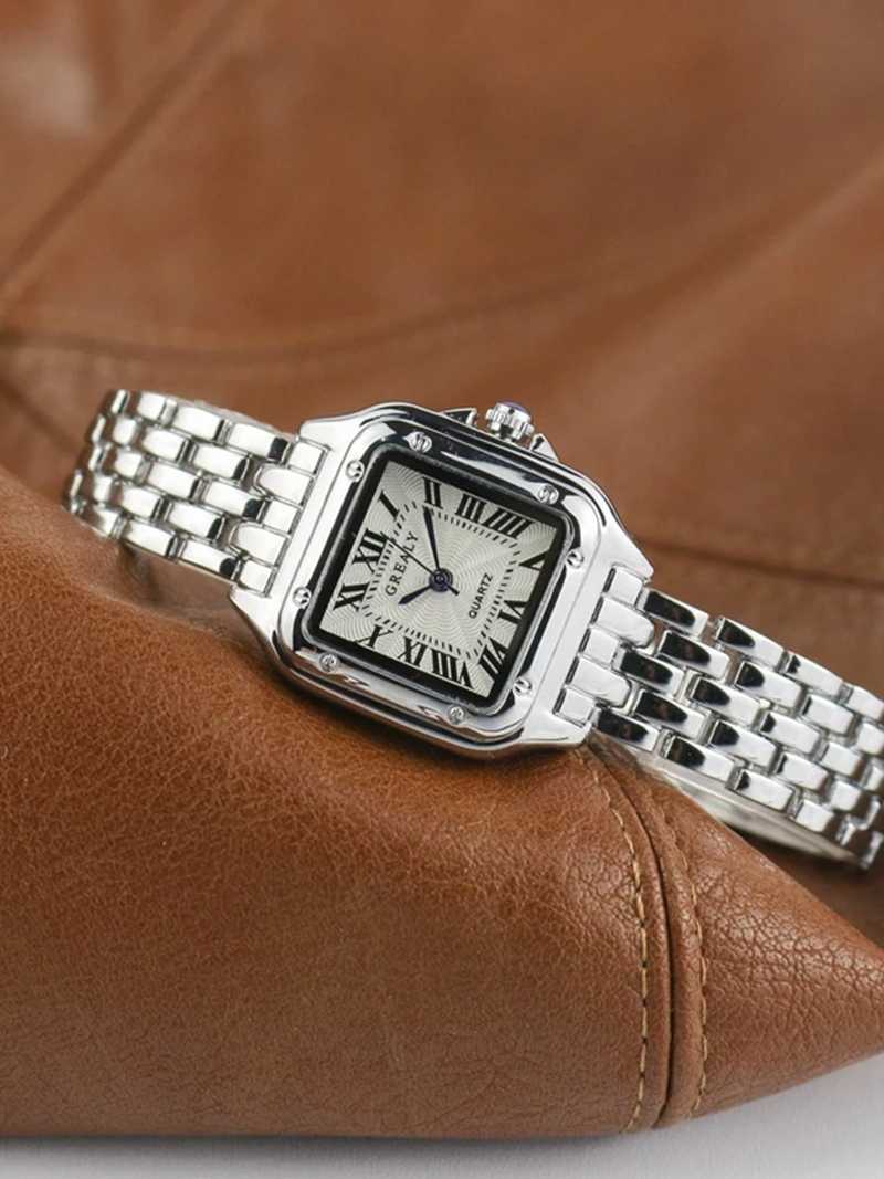 Montre à quartz de forme carrée de luxe.