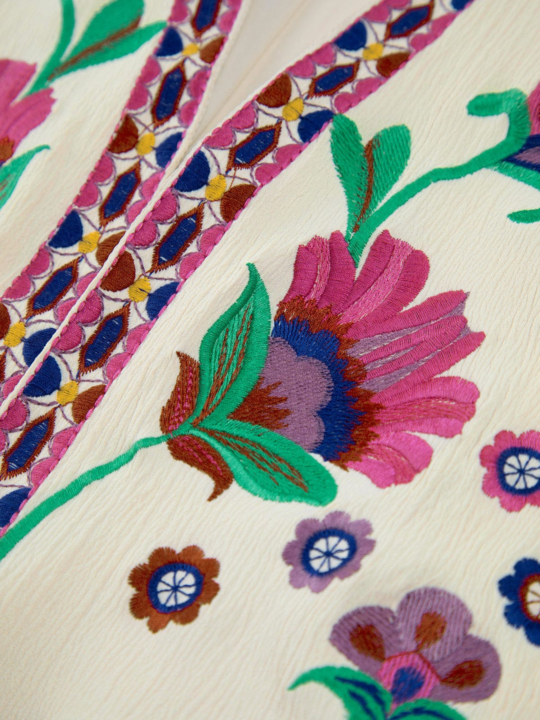 Veste ornée de broderies florales
