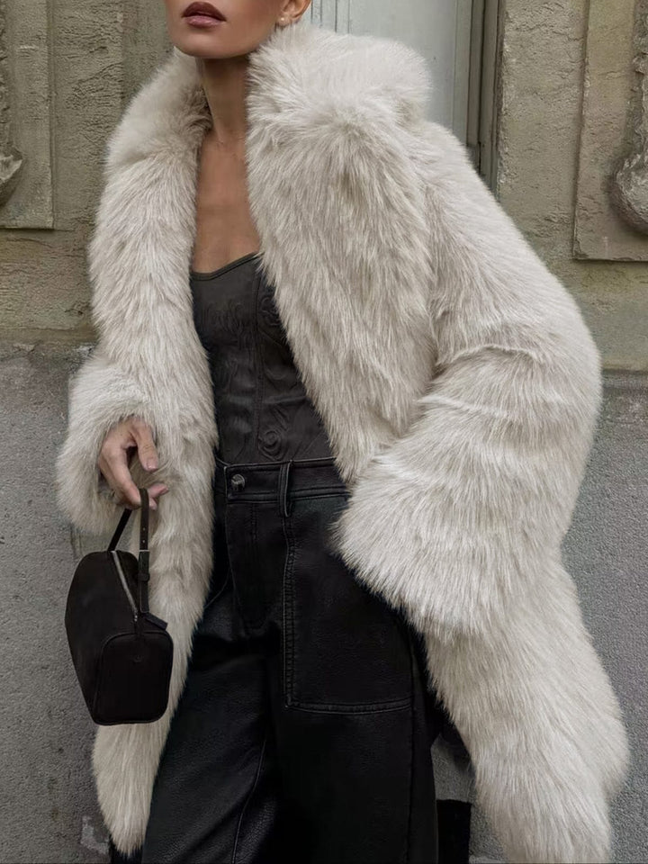 Manteau en imitation fourrure avec un col volumineux