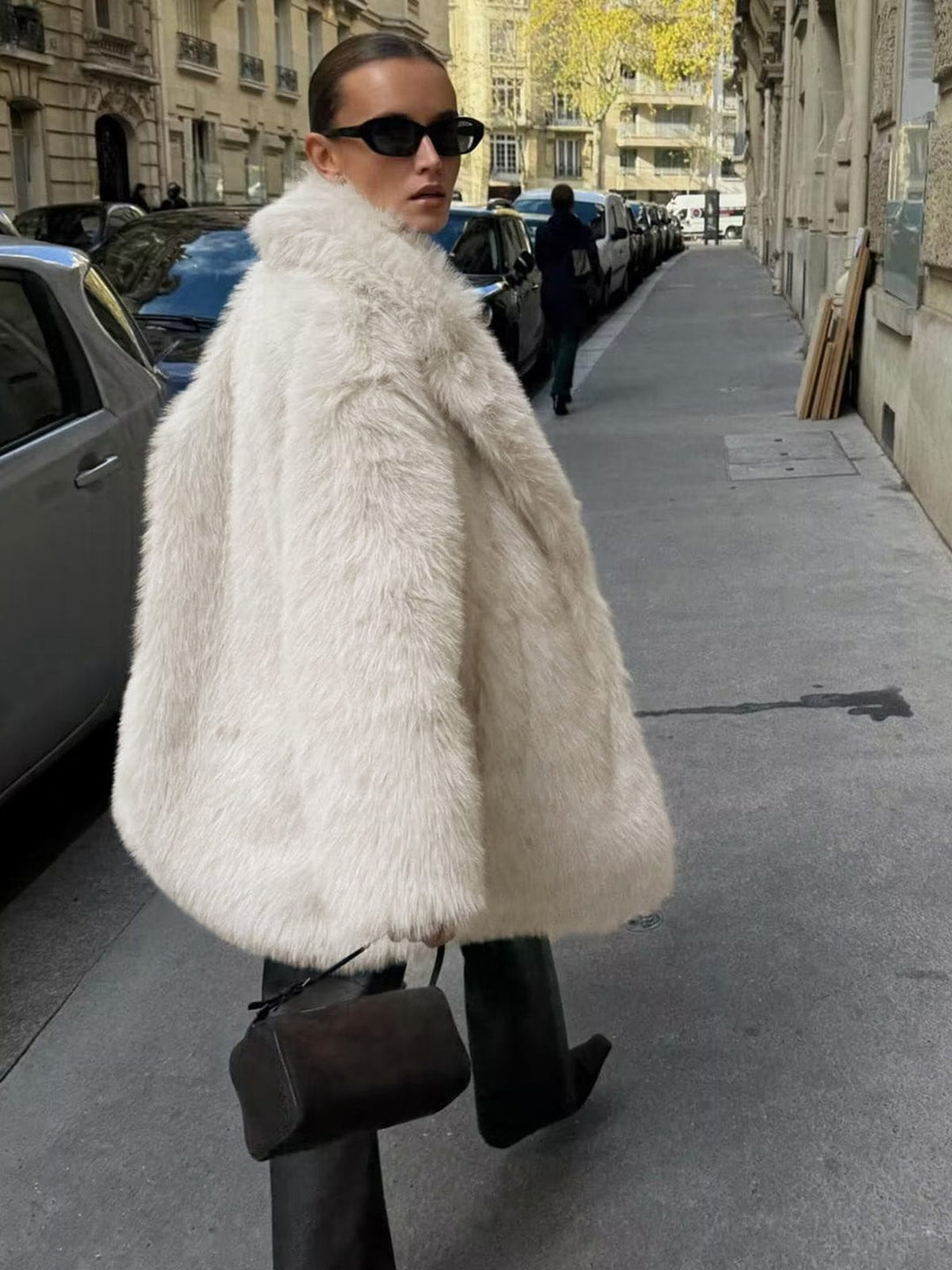 Manteau en imitation fourrure avec un col volumineux